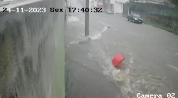 Mãe e filho são arrastados por enxurrada em Divinópolis