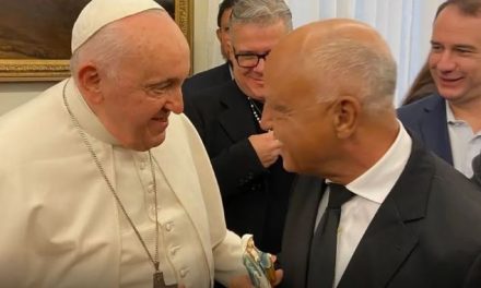 Comitiva com Reinaldo, ídolo do Atlético, encontra Papa Francisco