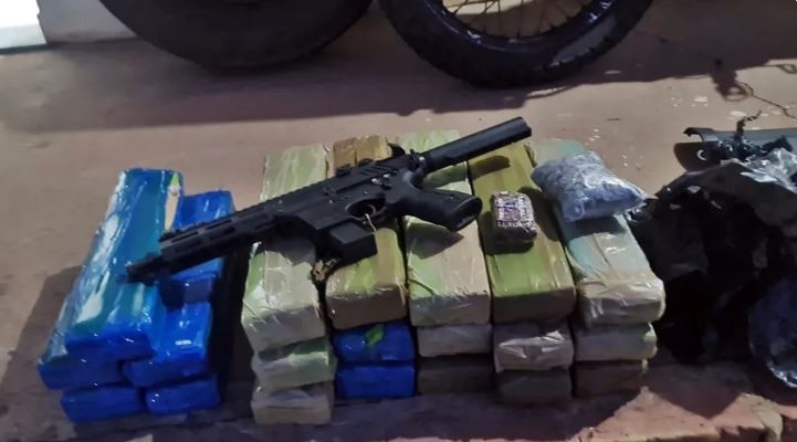 Polícia encontra arma, tabletes de maconha e pacote com ecstasy em caminhonete durante vistoria, em Pouso Alegre