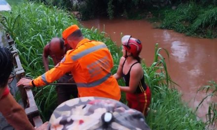 Bombeiros resgatam homem que caiu em rio durante tempestade em Conselheiro Lafaiete