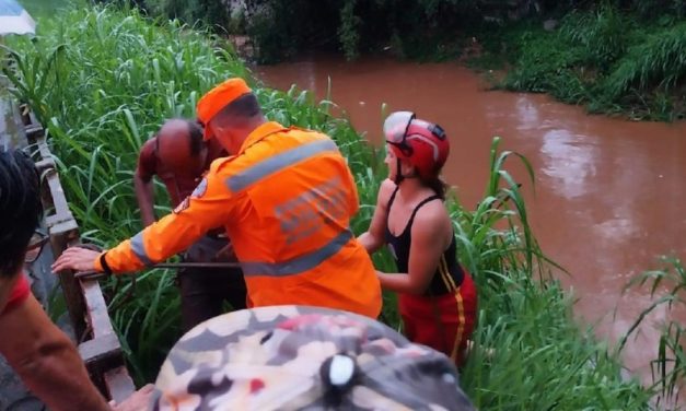 Bombeiros resgatam homem que caiu em rio durante tempestade em Conselheiro Lafaiete