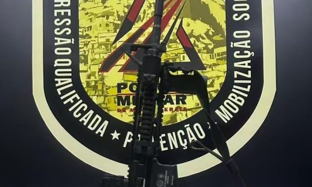 Homem furta fuzil em viatura da polícia, se arrepende e devolve arma em MG