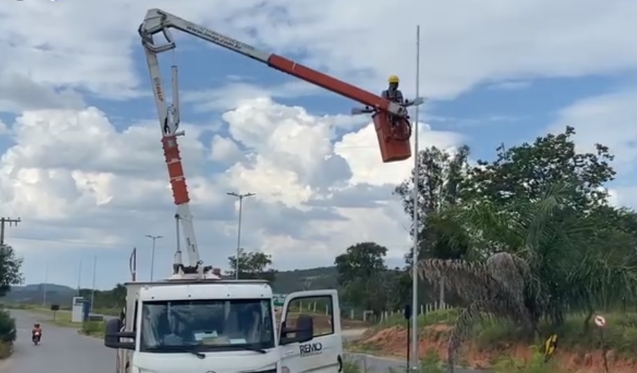 Canteiro central da avenida João Pimenta da Veiga recebe iluminação