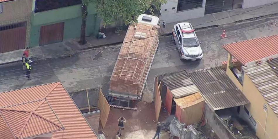 Adolescente de 17 anos morre após ser prensado por caminhão, em Minas