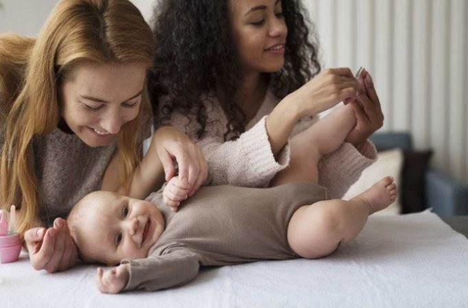Nasce primeiro bebê gestado por duas mulheres; entenda