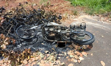 Moto furtada em Arcos é encontrada incendiada