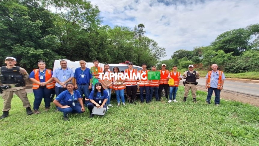 PMRv participa de blitz educativa com distribuição de mudas frutíferas na BR-354, em Iguatama