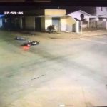 Em moto sem placa, mulher foge da Polícia Militar e bate em carro