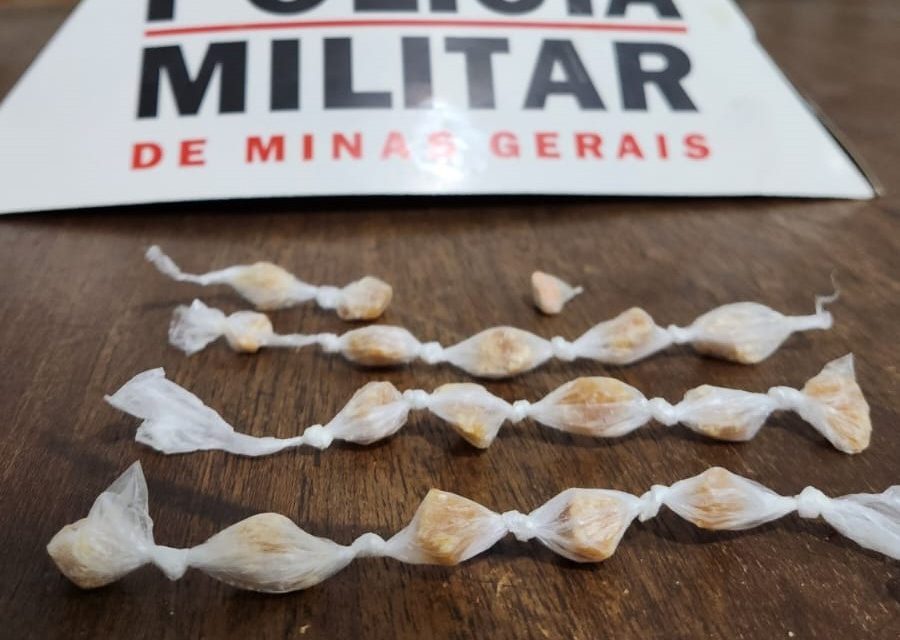 Jovem é preso com drogas e dinheiro em Arcos