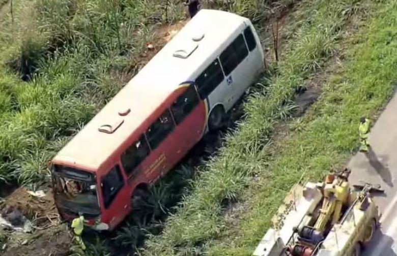Ônibus cai em ribanceira e deixa uma pessoa ferida na BR-040