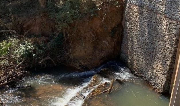 Dupla é indiciada suspeita de asfixiar padre e jogar corpo seminu em lago de Itaúna