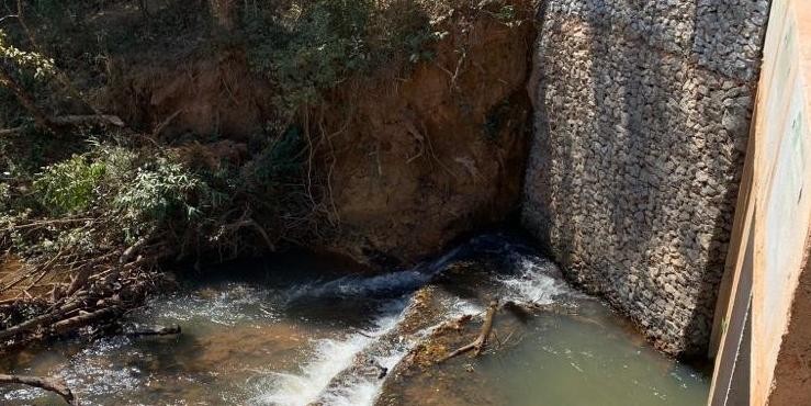Dupla é indiciada suspeita de asfixiar padre e jogar corpo seminu em lago de Itaúna