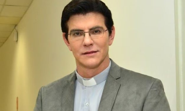 Padre Reginaldo Manzotti é internado às pressas após complicações de cirurgia