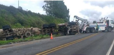 Jovem de 22 anos morre após tombar carreta na MG-290, em Minas