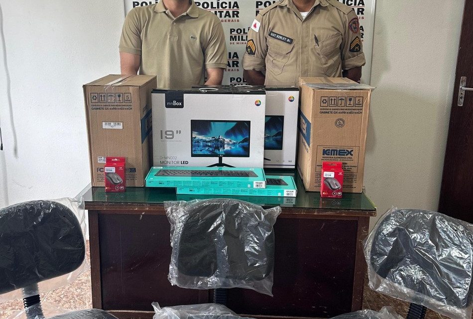 Prefeitura de Iguatama faz repasse de computadores e cadeiras para Polícia Militar