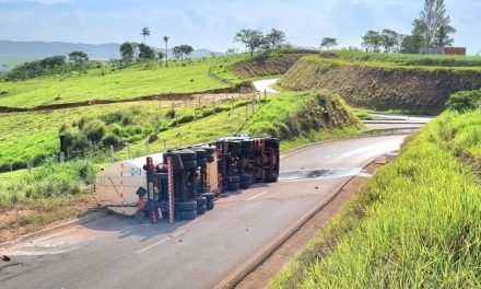 Carreta carregada com etanol tomba em trevo e desvia trânsito na MG-050