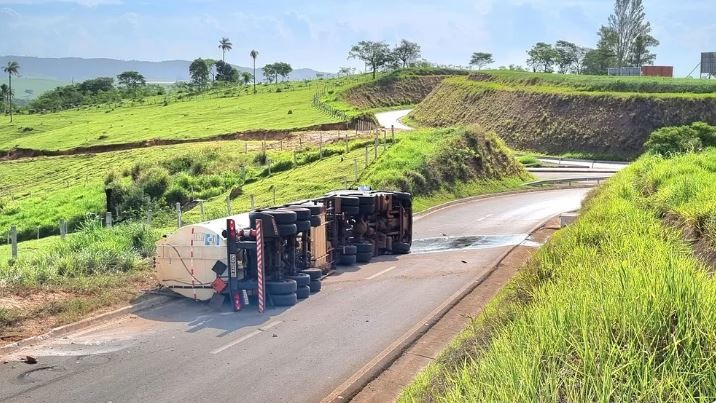 Carreta carregada com etanol tomba em trevo e desvia trânsito na MG-050