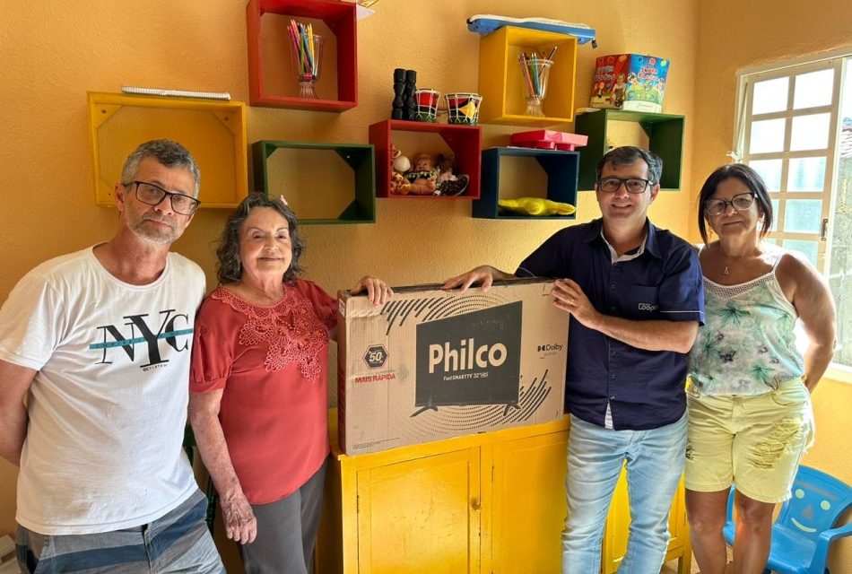 Ganhadora de rifa da Amores recebe prêmio e assume voluntariado