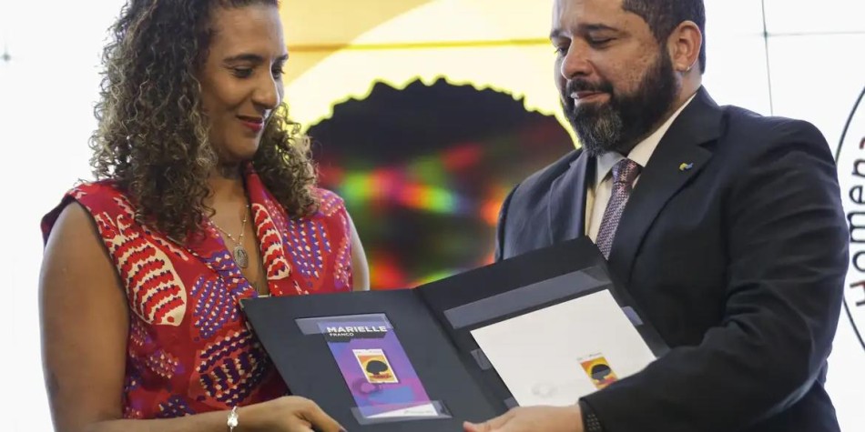 Correios lançam selo postal em homenagem a Marielle Franco