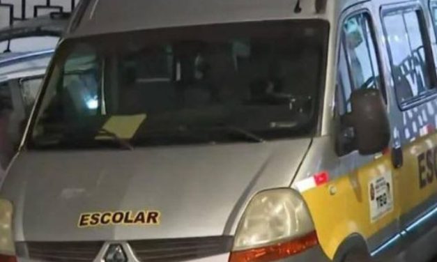 Criança morre ao ser esquecida dentro de van