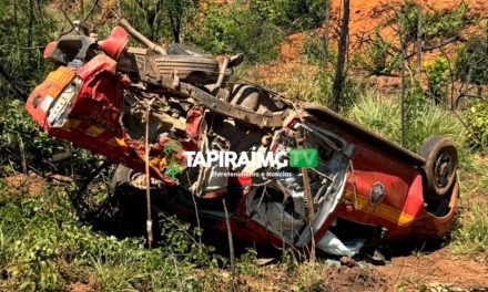 Viatura dos bombeiros bate em carreta e deixa três feridos em MG