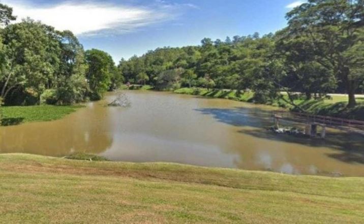 Homem de 29 anos morre afogado após carro cair em represa de universidade, em Minas