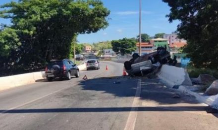 Homem fica gravemente ferido após capotar o carro e ser arremessado para fora do veículo, em Minas