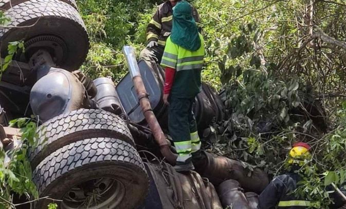 Idoso morre após capotamento de carreta na BR-135, em Minas