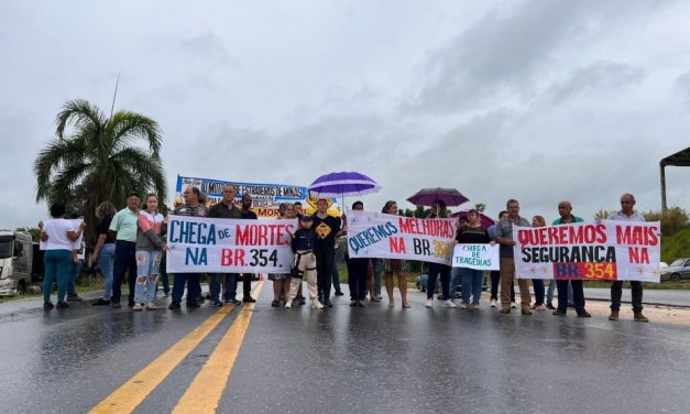 Manifestantes pedem melhorias na BR-354 em Campo Belo