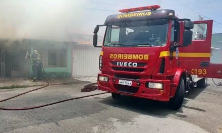 Briga de casal termina com casa incendiada no bairro Costa Rios, em Pouso Alegre, MG