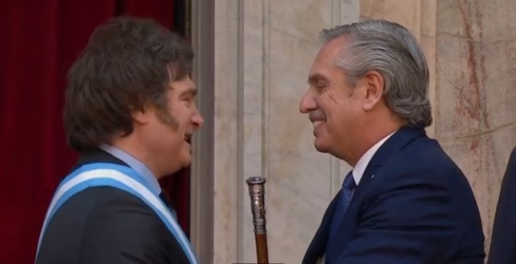Veto de Milei à imprensa na posse de ministros faz soar o alarme na Argentina