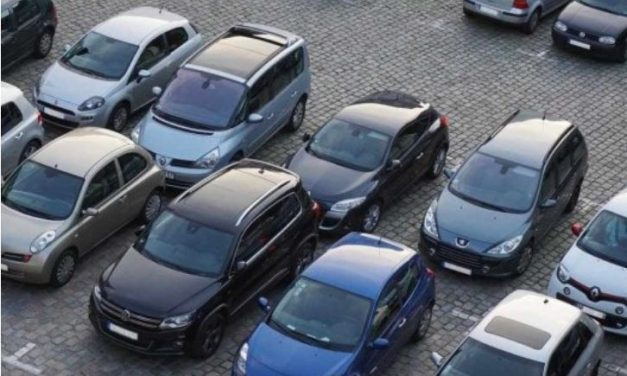 Bebê morre após ser esquecido pelo pai dentro de carro