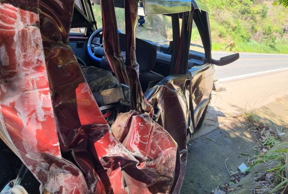 Duas pessoas ficam feridas após colisão entre carro e carreta na BR-354