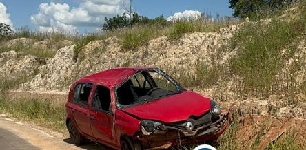Carro capota e deixa duas pessoas feridas próximo a Campo Belo