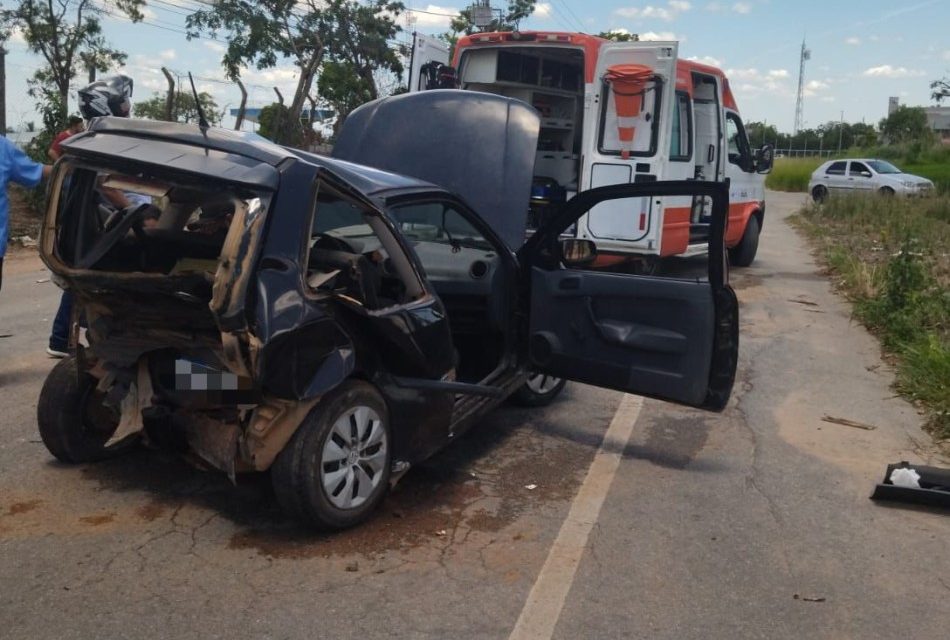 Três pessoas ficam feridas após colisão entre dois veículos na BR-494, em Divinópolis