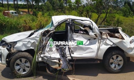 Colisão entre caminhonete e caminhão deixa feridos na BR-262 em Campos Altos