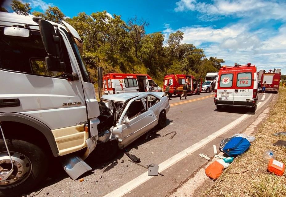 Colisão entre carro e caminhão na MG-050 deixa uma vítima fatal e duas feridas