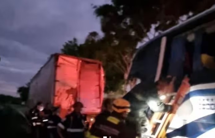 Motorista de ônibus morre após colisão com carreta na Fernão Dias