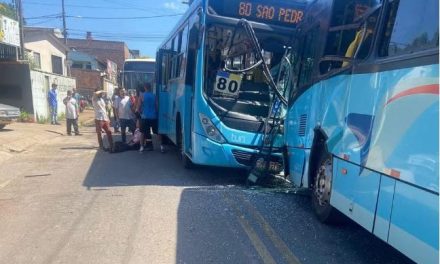 Acidente entre dois ônibus deixa ao menos 15 feridos em Pará de Minas