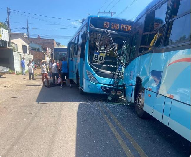 Acidente entre dois ônibus deixa ao menos 15 feridos em Pará de Minas