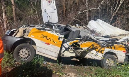 Dois morrem e outros oito ficam feridos após caminhão tombar sobre Van em MG