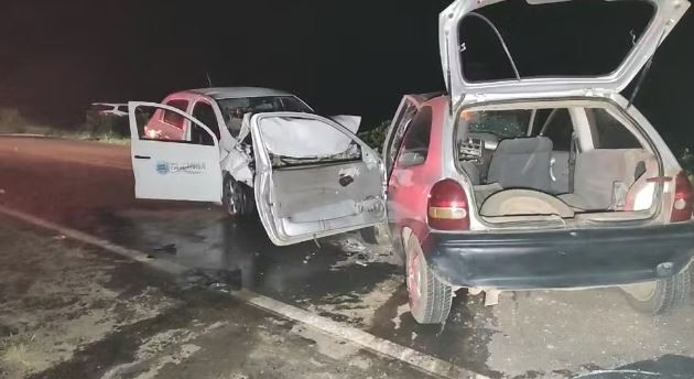 Motorista de 48 anos morre após bater carro de frente com veículo de Prefeitura