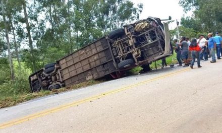 Batida entre caminhonete e ônibus com 27 passageiros mata uma pessoa e deixa oito graves em MG