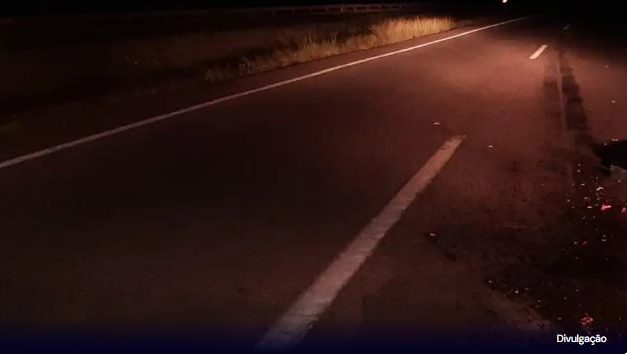 Motociclista empina moto, passageira cai e morre atropelada por ônibus na BR-262
