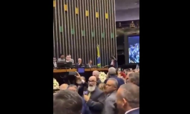 Deputado chama Nikolas de ‘viadinho’ e dá tapa na cara de outro parlamentar na Câmara