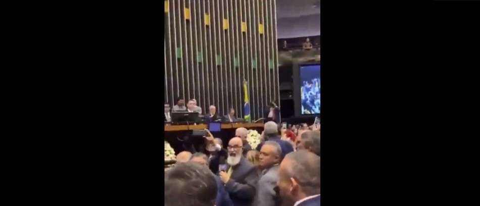 Deputado chama Nikolas de ‘viadinho’ e dá tapa na cara de outro parlamentar na Câmara