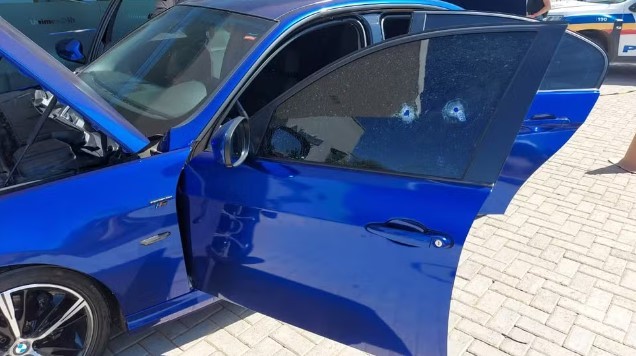 Motorista de BMW é baleado por dois indivíduos