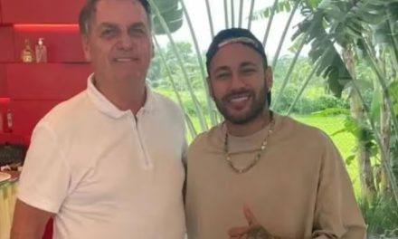 Bolsonaro entrega medalha de ‘imbrochável, imorrível e incomível’ a Neymar