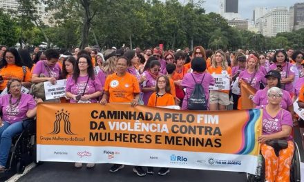 Caminhadas em todo o país pedem o fim da violência contra mulheres