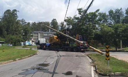 Caminhão derruba poste que cai sobre carro e fecha trânsito na Pampulha